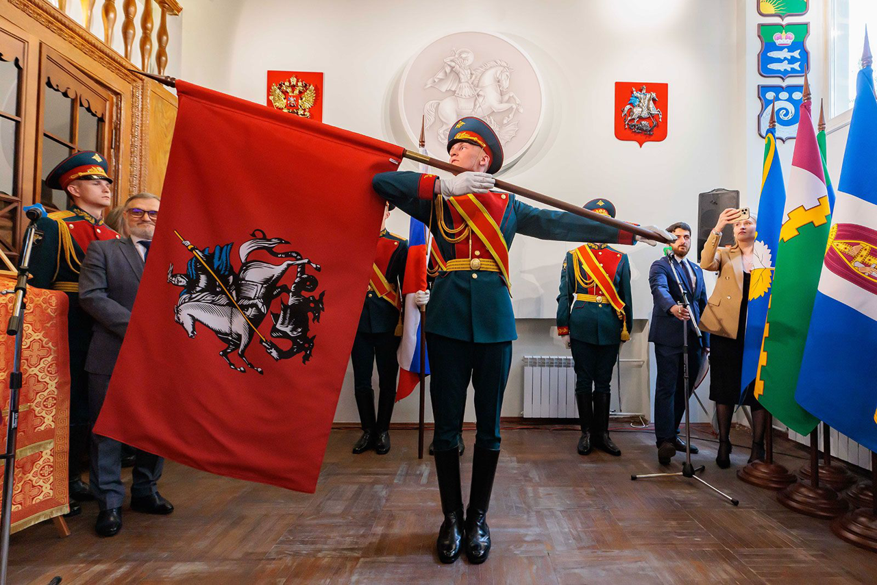 День герба и флага Москвы ежегодно отмечается 6 мая: как появились герб и флаг Москвы